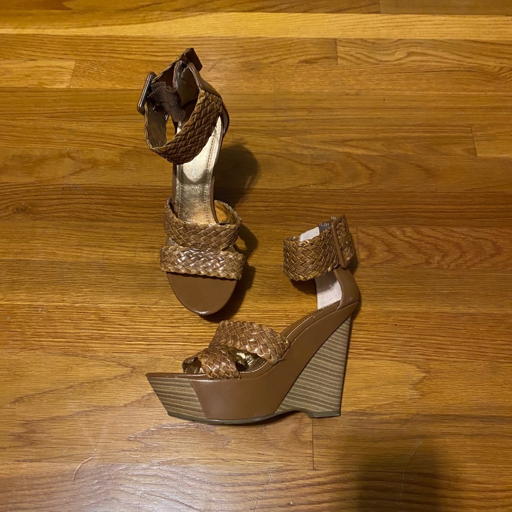 Women’s wedge sandals